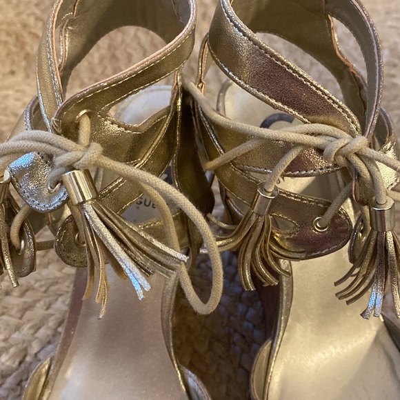 Guess Gold Wedge Sandals - Picture 5 of 7